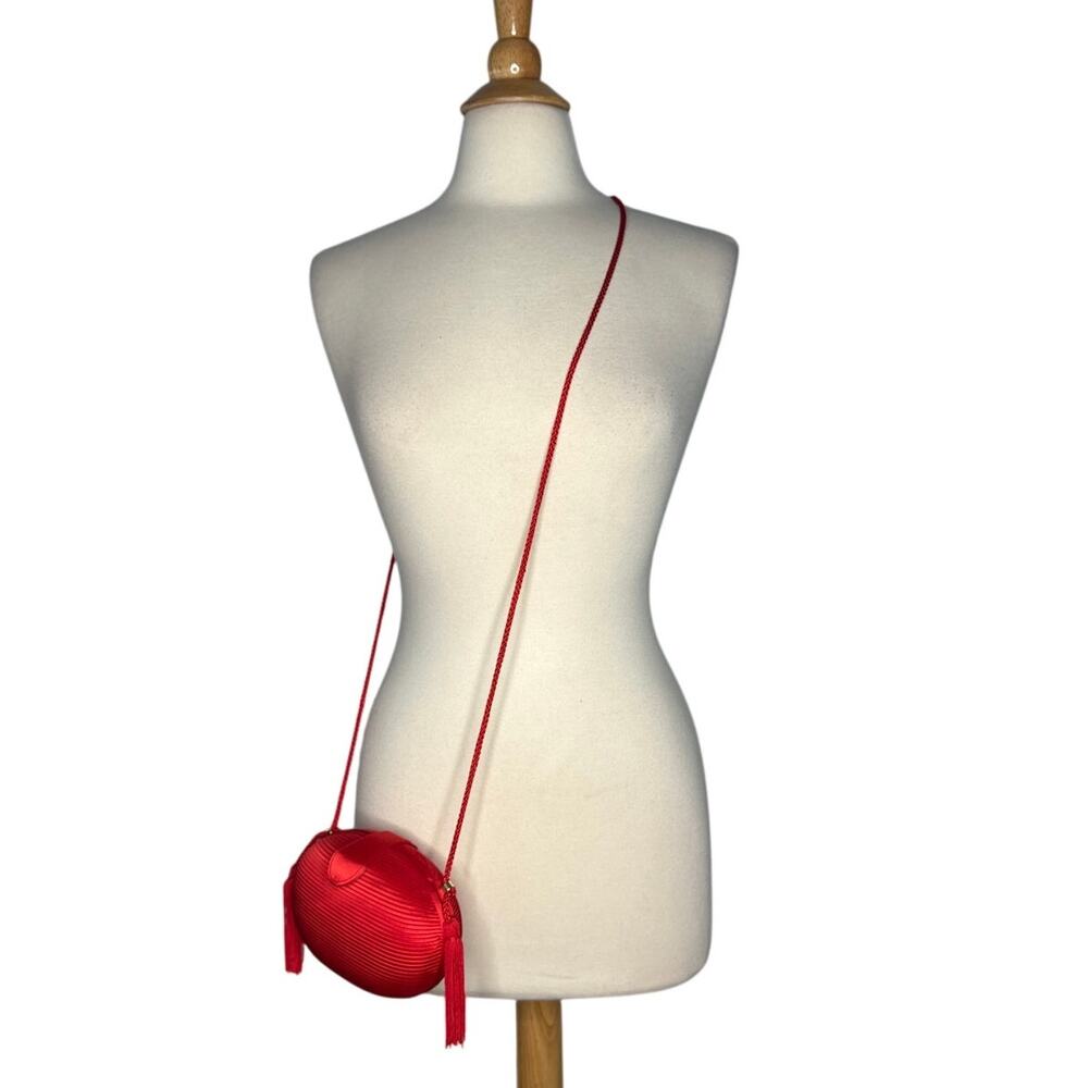 Vintage Red Clam Shell Mini Purse Pocketbook Tassel Satin Zipper Middle Pocket